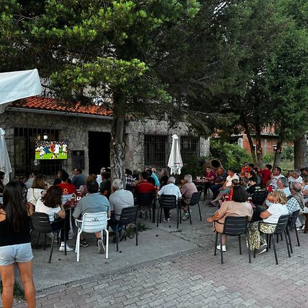 Hotel Restaurante Rio Cuervo Vega del Cadorno Екстер'єр фото