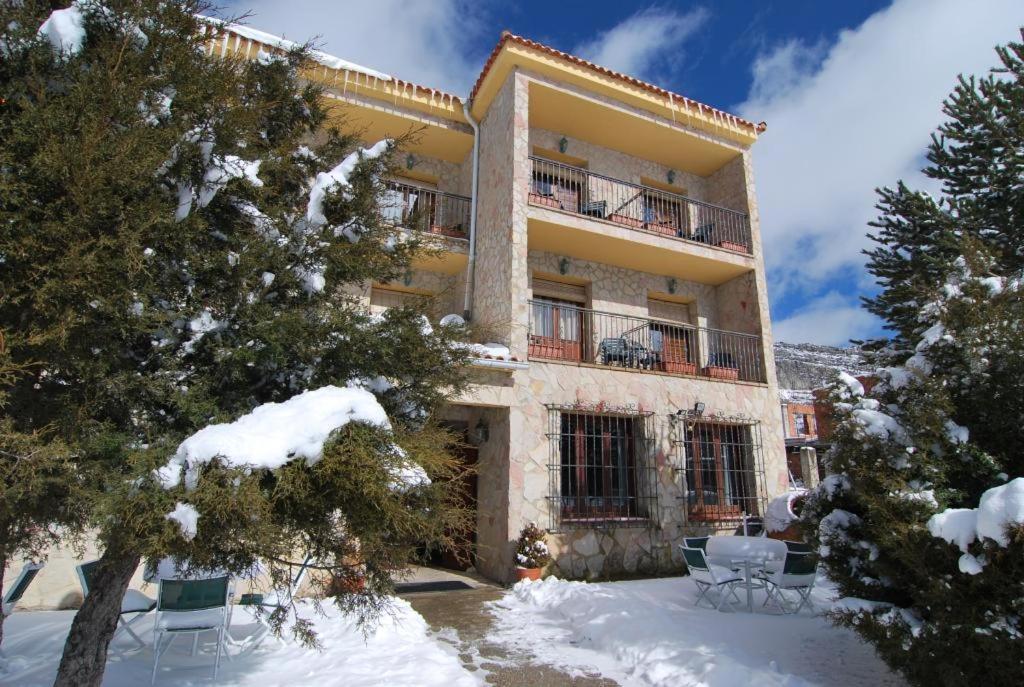 Hotel Restaurante Rio Cuervo Vega del Cadorno Екстер'єр фото
