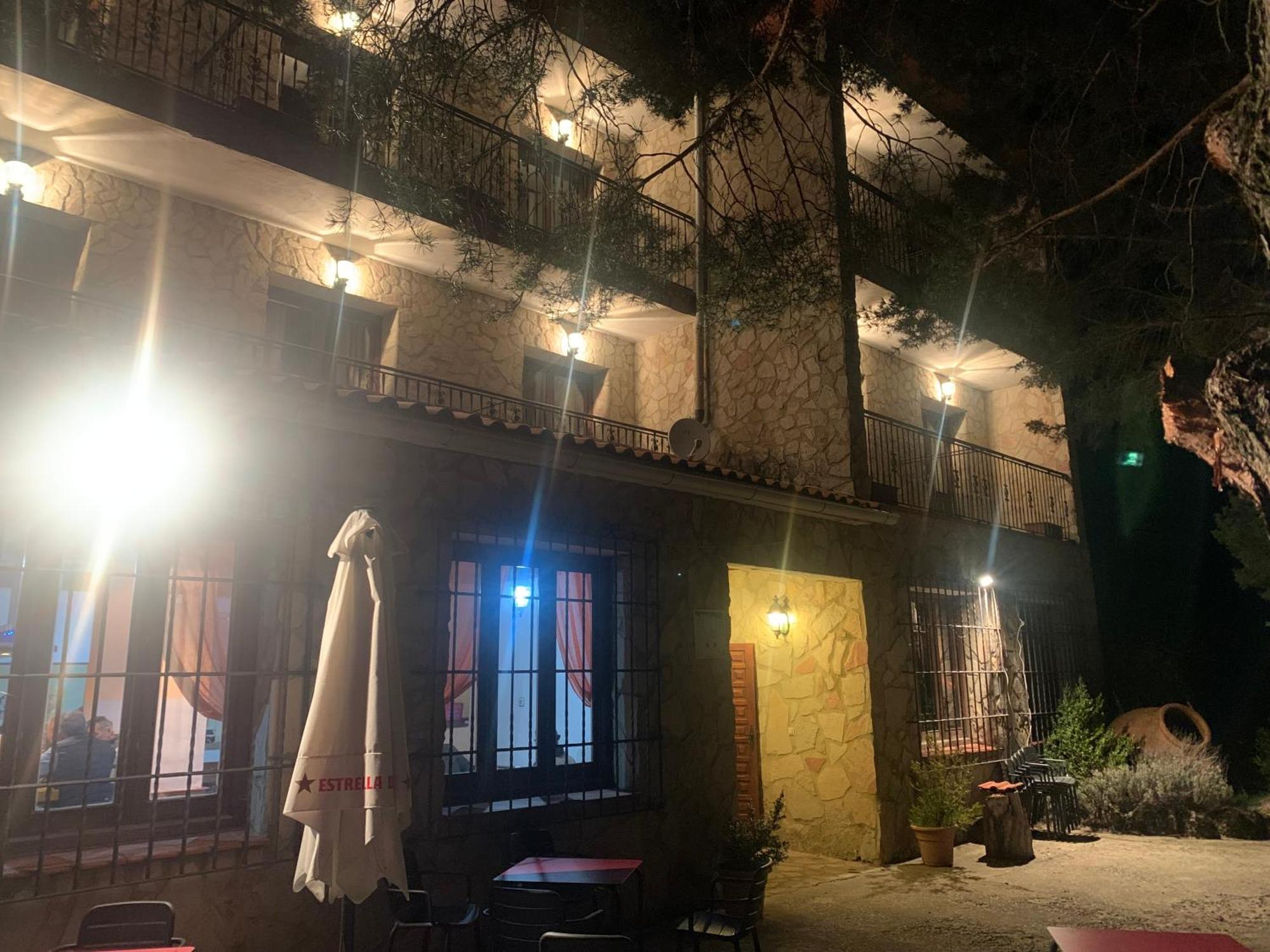 Hotel Restaurante Rio Cuervo Vega del Cadorno Екстер'єр фото