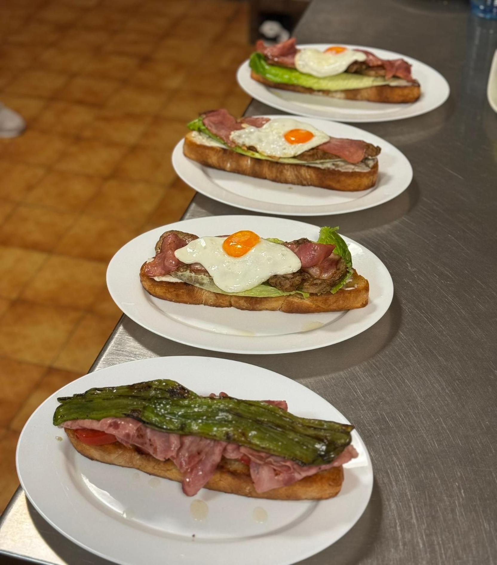 Hotel Restaurante Rio Cuervo Vega del Cadorno Екстер'єр фото