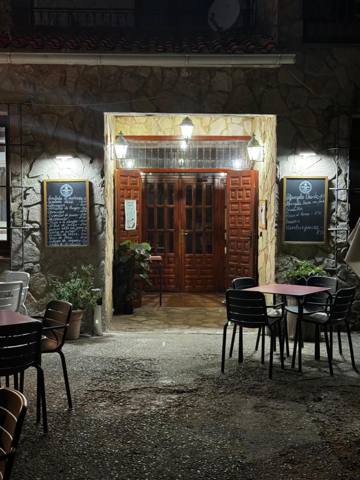 Hotel Restaurante Rio Cuervo Vega del Cadorno Екстер'єр фото