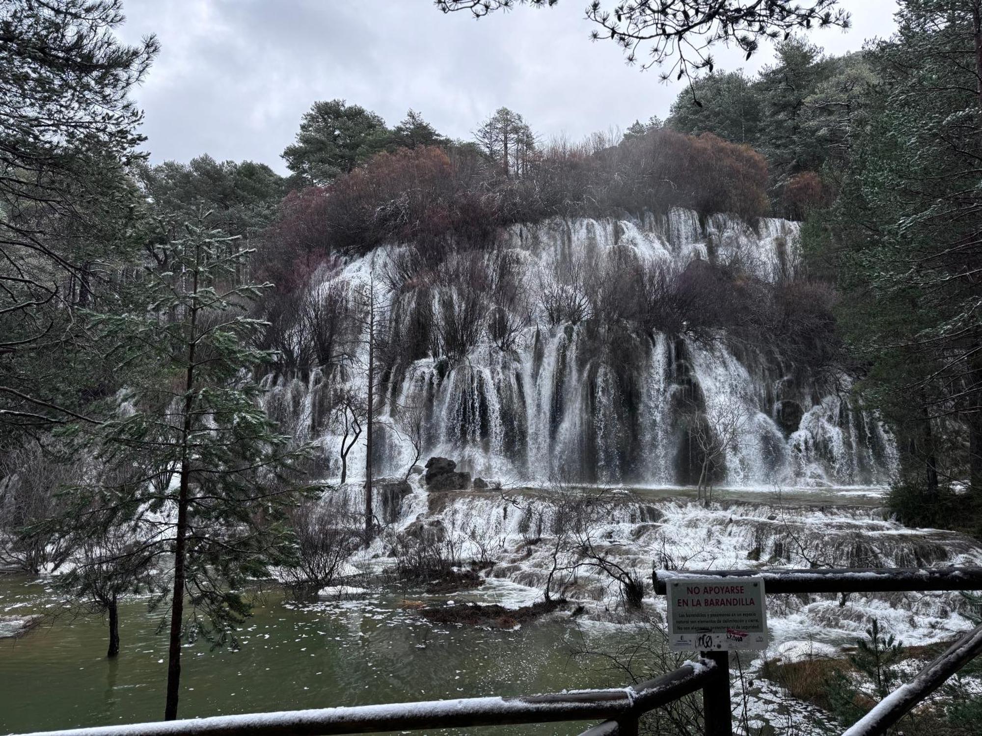Hotel Restaurante Rio Cuervo Vega del Cadorno Екстер'єр фото
