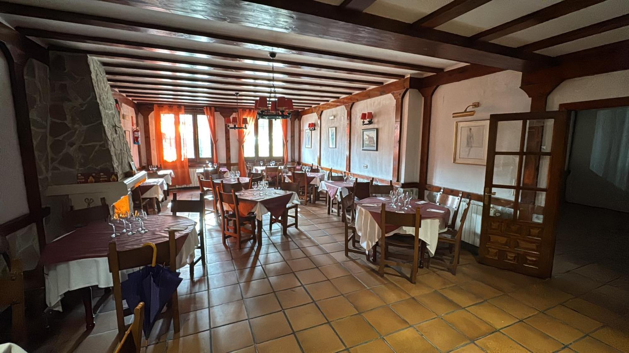 Hotel Restaurante Rio Cuervo Vega del Cadorno Екстер'єр фото