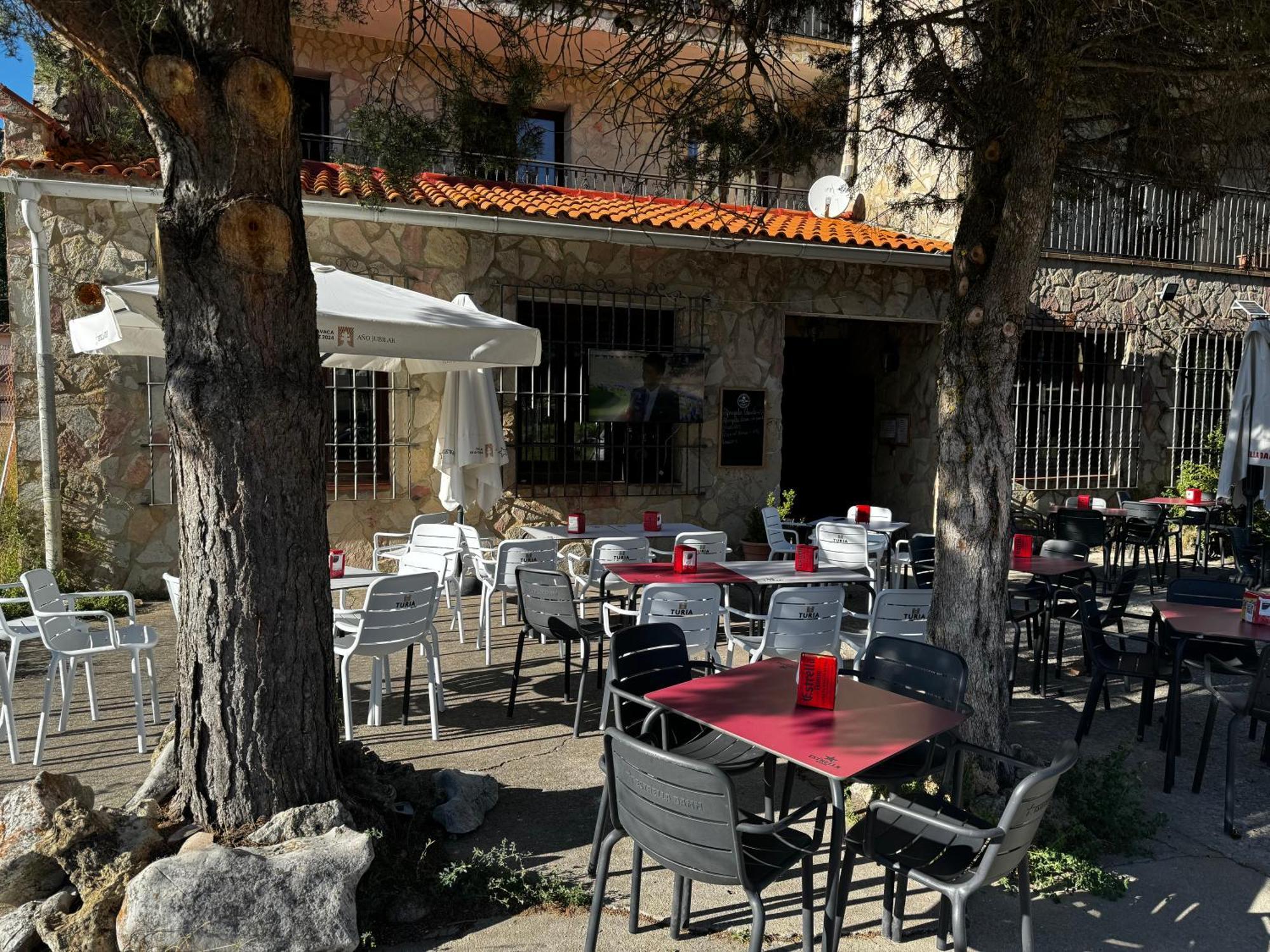 Hotel Restaurante Rio Cuervo Vega del Cadorno Екстер'єр фото