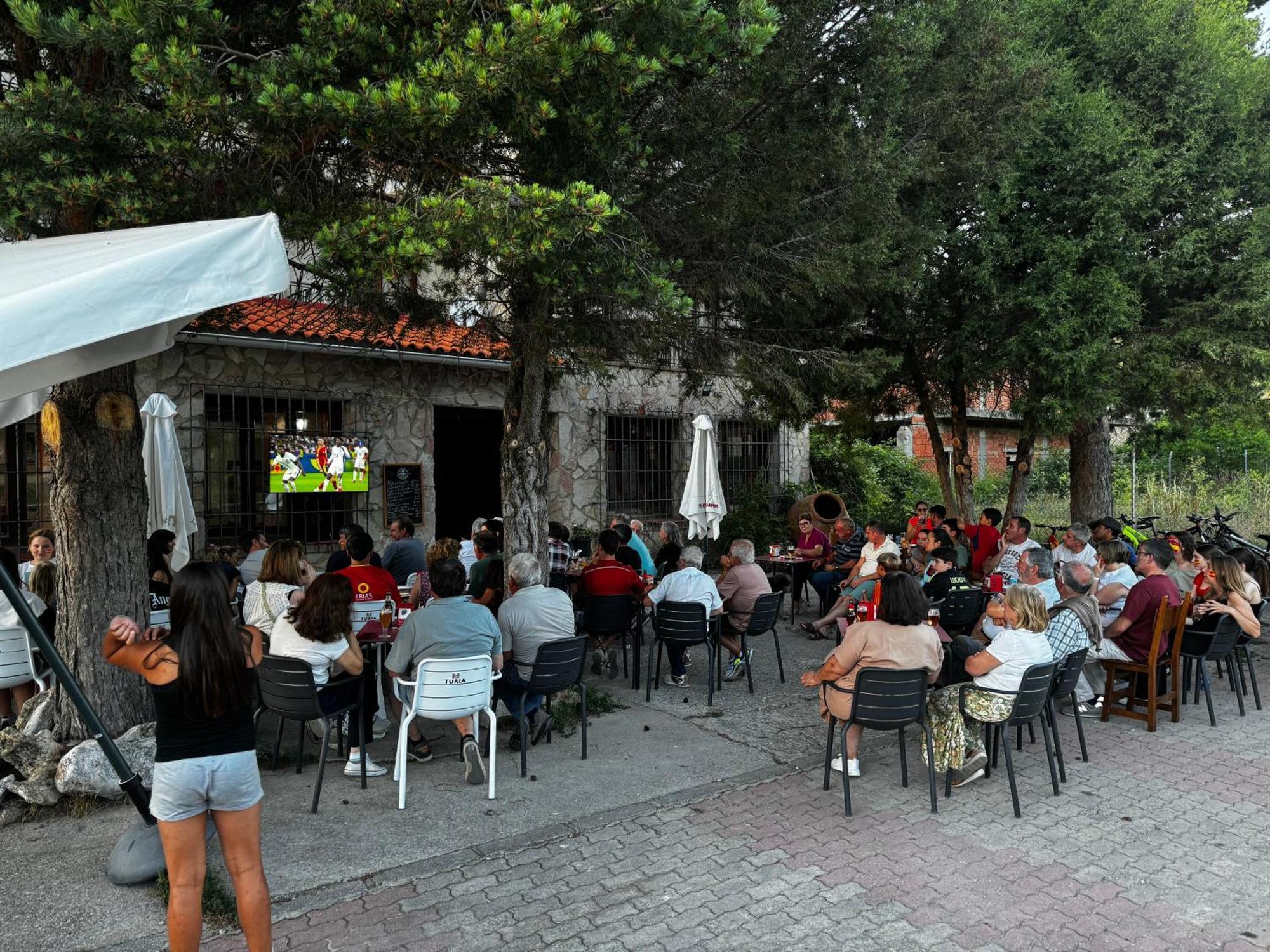 Hotel Restaurante Rio Cuervo Vega del Cadorno Екстер'єр фото